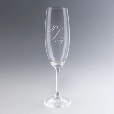 Flûte à champagne élégante avec initiales gravées en monogramme. Cadeau personnalisé idéal pour marquer un événement spécial avec style et sobriété.
