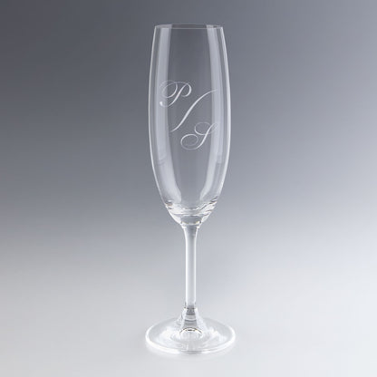 Flûte à champagne élégante avec initiales gravées en monogramme. Cadeau personnalisé idéal pour marquer un événement spécial avec style et sobriété.