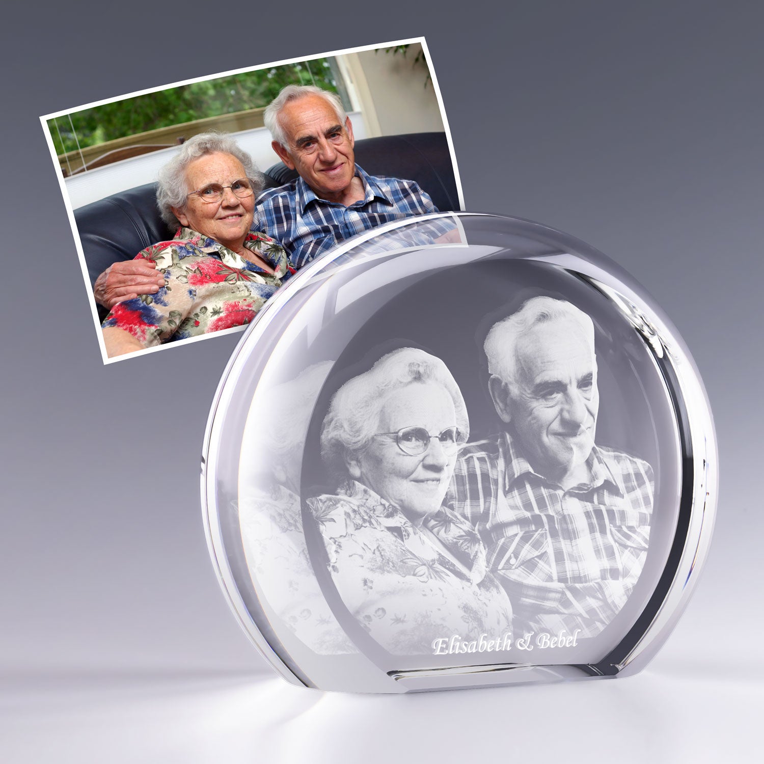 Bloc en verre demi-lune avec gravure 3D personnalisée à partir d'une photo. Cadeau souvenir émouvant à personnaliser en ligne.