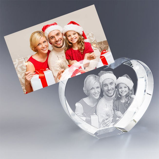 Souvenir de fête gravé pour toujours ! Offrez un cadeau personnalisé unique avec notre cœur en verre gravé 3D de votre photo de famille.