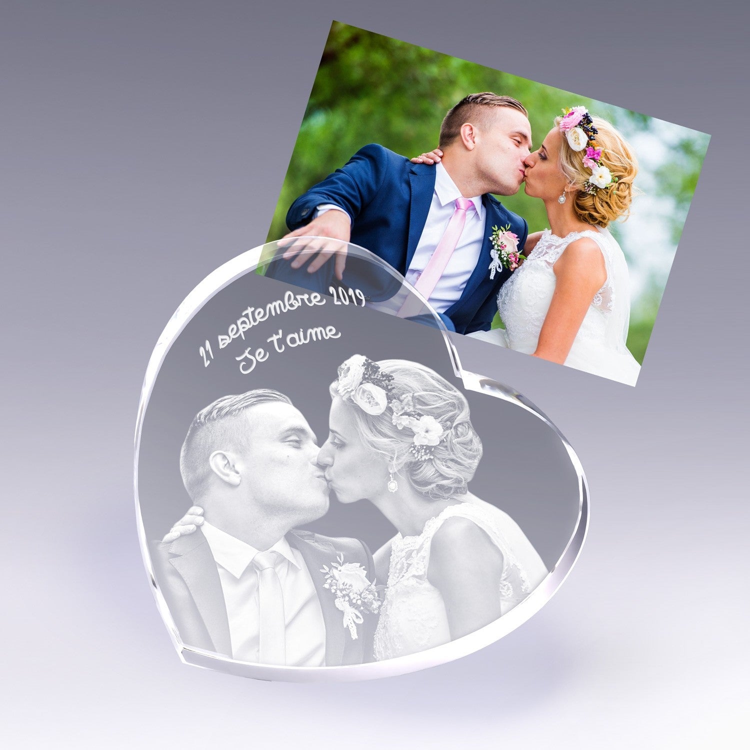 Immortalisez votre photo de mariage dans un grand cœur en verre avec date et message personnalisé, gravé en finesse en 2D.