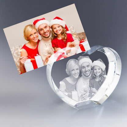 Grand Cœur en Verre Gravé 3D avec photo de Noël – Une famille souriante en tenue festive pose avec des cadeaux et des bougies étincelantes. Leur image est sublimée dans un grand cœur en verre gravé en 3D, un cadeau personnalisé empreint d’amour et d’élégance, idéal pour célébrer la magie de Noël.