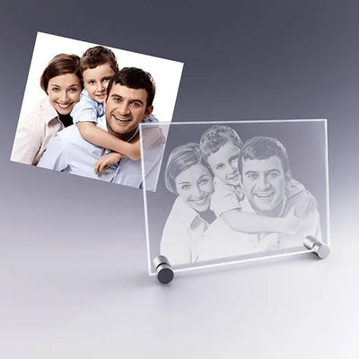 Plaque en verre horizontale gravée en 2D pour célébrer la joie familiale. Un souvenir unique, parfait pour immortaliser les moments complices.