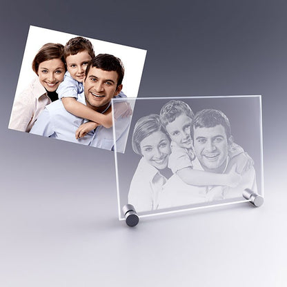Plaque en verre horizontale gravée en 2D pour célébrer la joie familiale. Un souvenir unique, parfait pour immortaliser les moments complices.