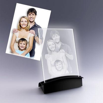 Grande plaque photo en verre avec gravure 2D d’une famille souriante, posée sur un socle lumineux noir, cadeau parfait pour immortaliser vos souvenirs.