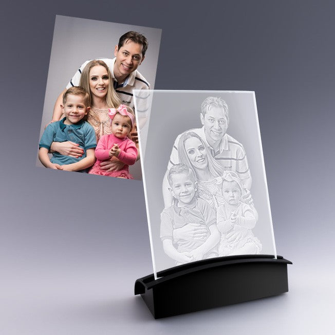 Grande plaque verticale personnalisée avec photo gravée en 2D dans le verre, socle lumineux noir, idéale pour mettre en lumière un souvenir familial.