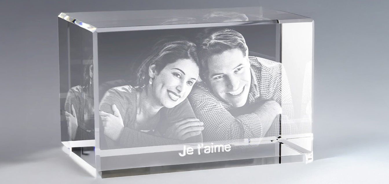 Bloc en verre rectangulaire avec gravure 3D d’un couple souriant et inscription « Je t’aime », parfait comme cadeau personnalisé.
