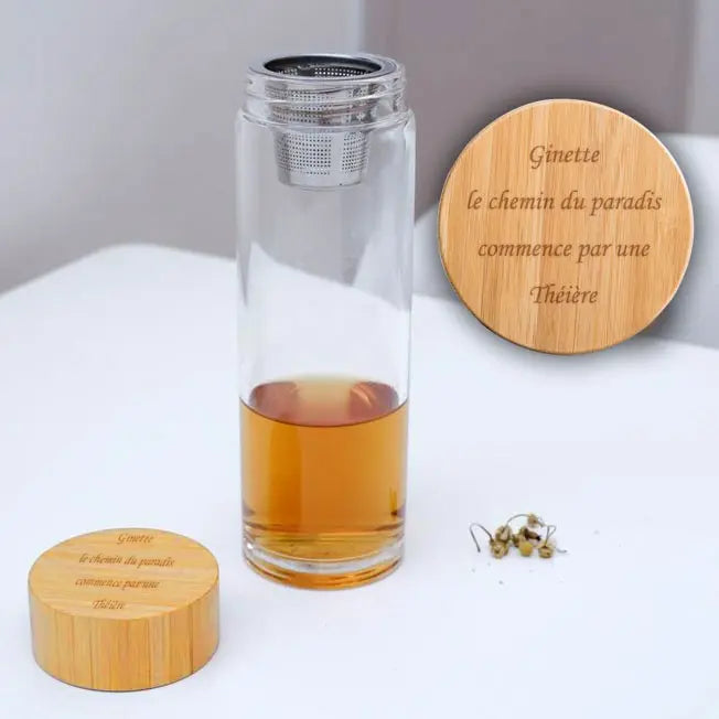 Infuseur à thé 50cl avec filtre inox intégré et bouchon en bambou gravé. À personnaliser pour un cadeau pratique et esthétique, à offrir sans modération.