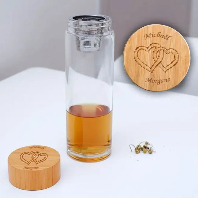 Infuseur à thé en verre de 50cl avec couvercle en bambou gravé de deux prénoms et de cœurs entrelacés. Cadeau romantique, élégant et pratique.