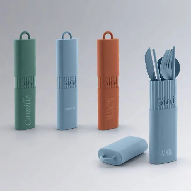 Découvrez notre collection de kits de couverts réutilisables personnalisés. Couleurs variées, gravure incluse, parfaits pour un cadeau utile et stylé.
