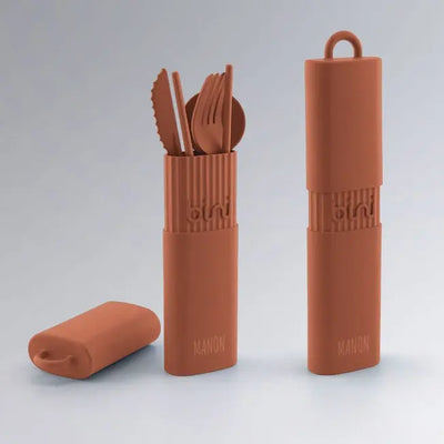 Ajoutez une touche personnelle à vos déjeuners avec ce kit réutilisable terracotta gravé. Parfait pour un cadeau pratique et respectueux de la planète.