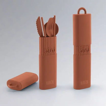 Ajoutez une touche personnelle à vos déjeuners avec ce kit réutilisable terracotta gravé. Parfait pour un cadeau pratique et respectueux de la planète.
