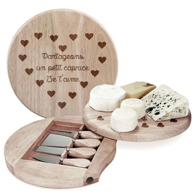 Plateau à fromages gravé de cœurs et du message « Partageons un petit caprice », parfait pour un cadeau romantique à personnaliser avec amour.
