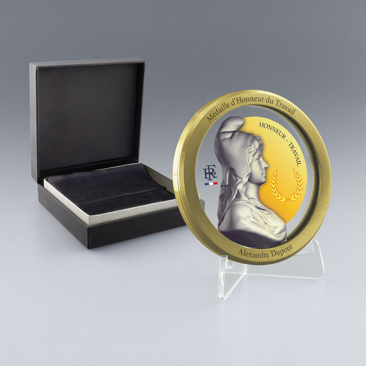 Médaille de Grand Or pour honorer 40 années de service. Gravure au nom du récipiendaire et coffret cadeau avec support pour exposition.