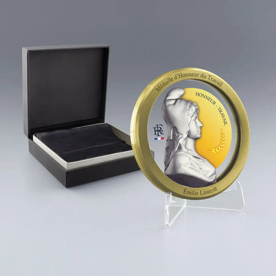 Médaille d’honneur du travail en métal doré pour 35 ans de carrière, à personnaliser avec le nom du salarié. Livrée en coffret avec chevalet.