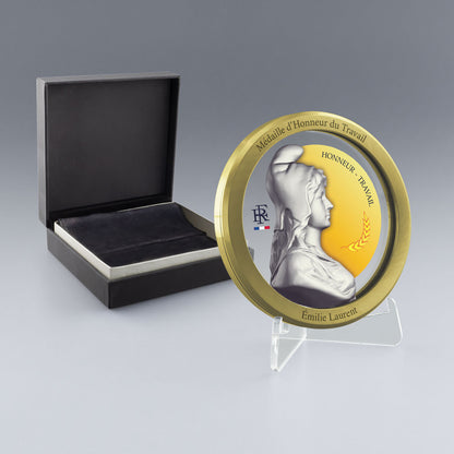 Médaille d’honneur du travail en métal doré pour 35 ans de carrière, à personnaliser avec le nom du salarié. Livrée en coffret avec chevalet.