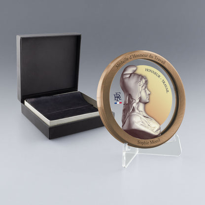 Médaille du travail Vermeil pour récompenser 30 ans de service. Gravure personnalisée avec le nom et l’entreprise, livrée dans un coffret élégant.