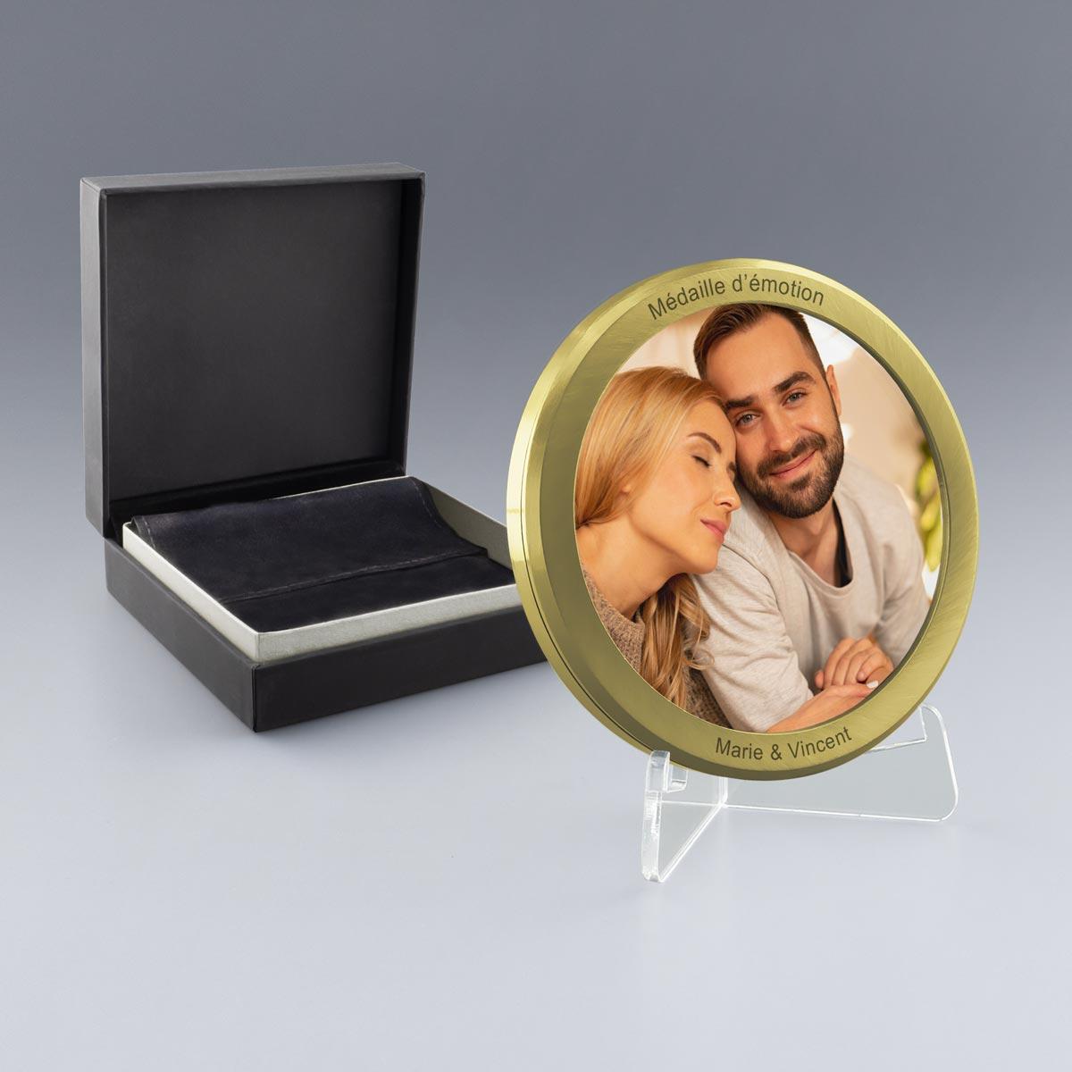 Médaille dorée en verre et métal personnalisée avec photo couleur et texte gravé, livrée prête à offrir avec chevalet et coffret noir.
