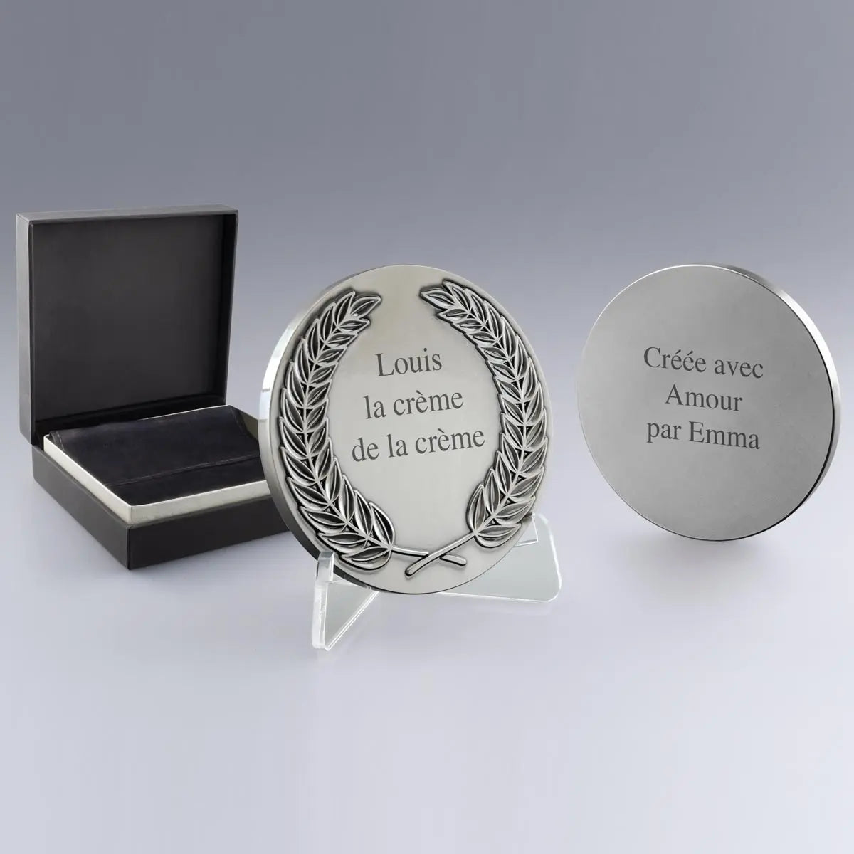 Médaille personnalisable en métal argent avec gravure sur les deux faces. Livrée dans un bel écrin noir avec chevalet pour exposition.