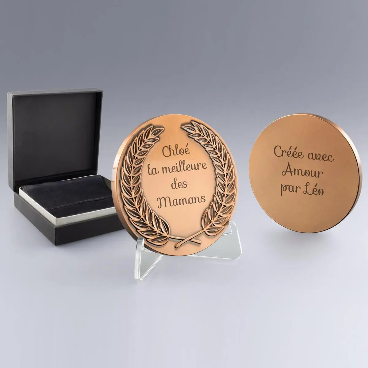 Médaille en métal finition bronze gravée recto verso avec message personnalisé. Livrée en coffret avec chevalet. Cadeau de reconnaissance unique.