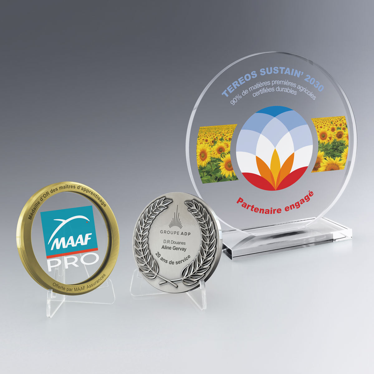 Médailles et trophée rond en verre personnalisables avec logos d’entreprise, parfaits pour distinctions, événements professionnels et récompenses officielles.
