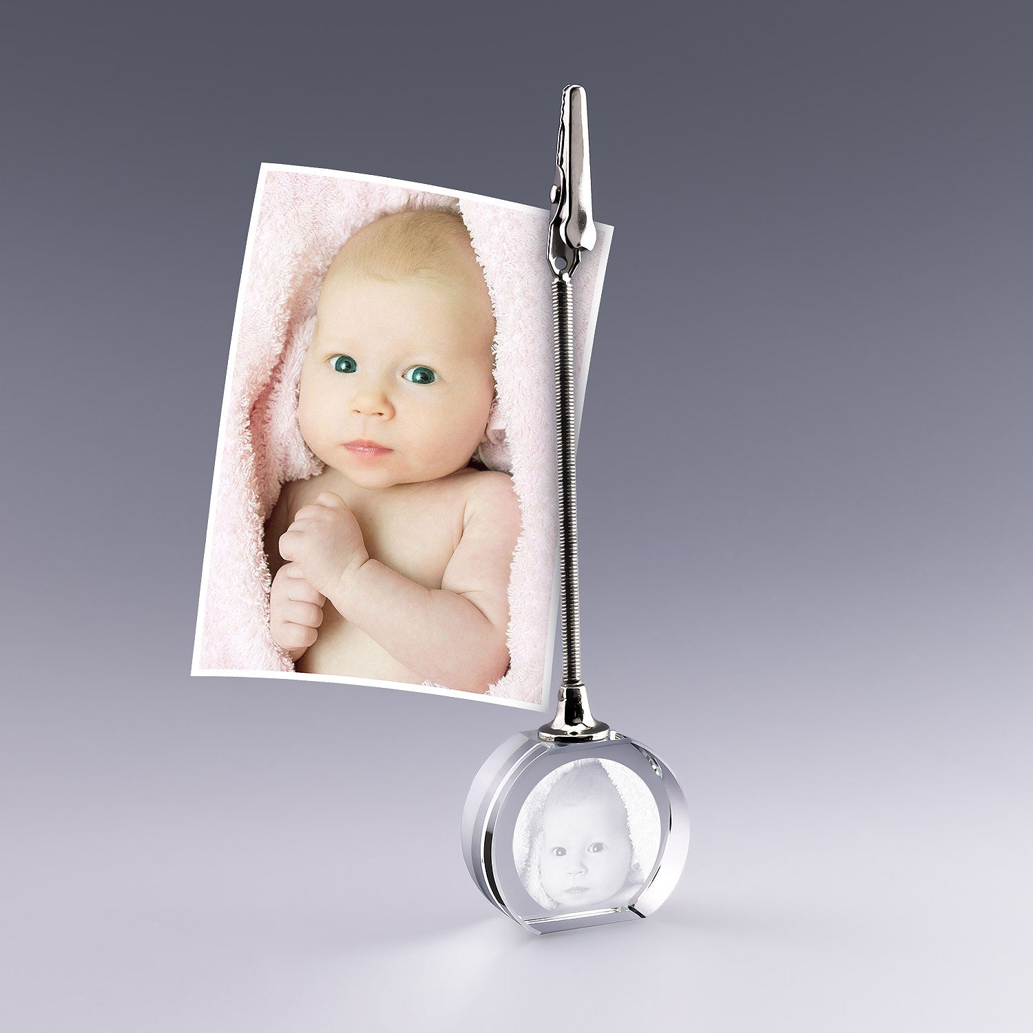 Porte-clés en forme de cœur avec gravure 2D d’un bébé, un souvenir attendrissant à personnaliser pour un cadeau rempli de tendresse.