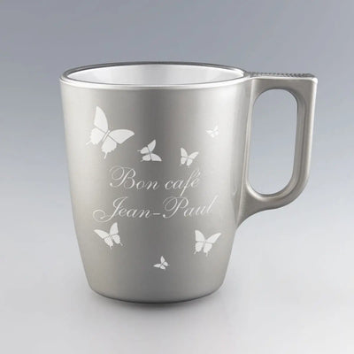 Mug argenté 25 cl avec gravure de papillons. Un objet élégant et personnalisé, idéal pour un message affectueux à offrir.