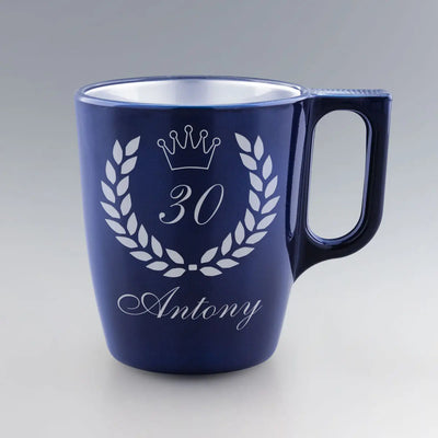 Mug anniversaire en verre bleu 25 cl, gravé d'une couronne de laurier et d'une couronne royale, à personnaliser avec âge et prénom.