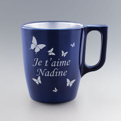 Mug en verre 25 cl bleu décoré de papillons, personnalisable avec un message ou un prénom. Un cadeau unique et raffiné pour toutes les occasions.