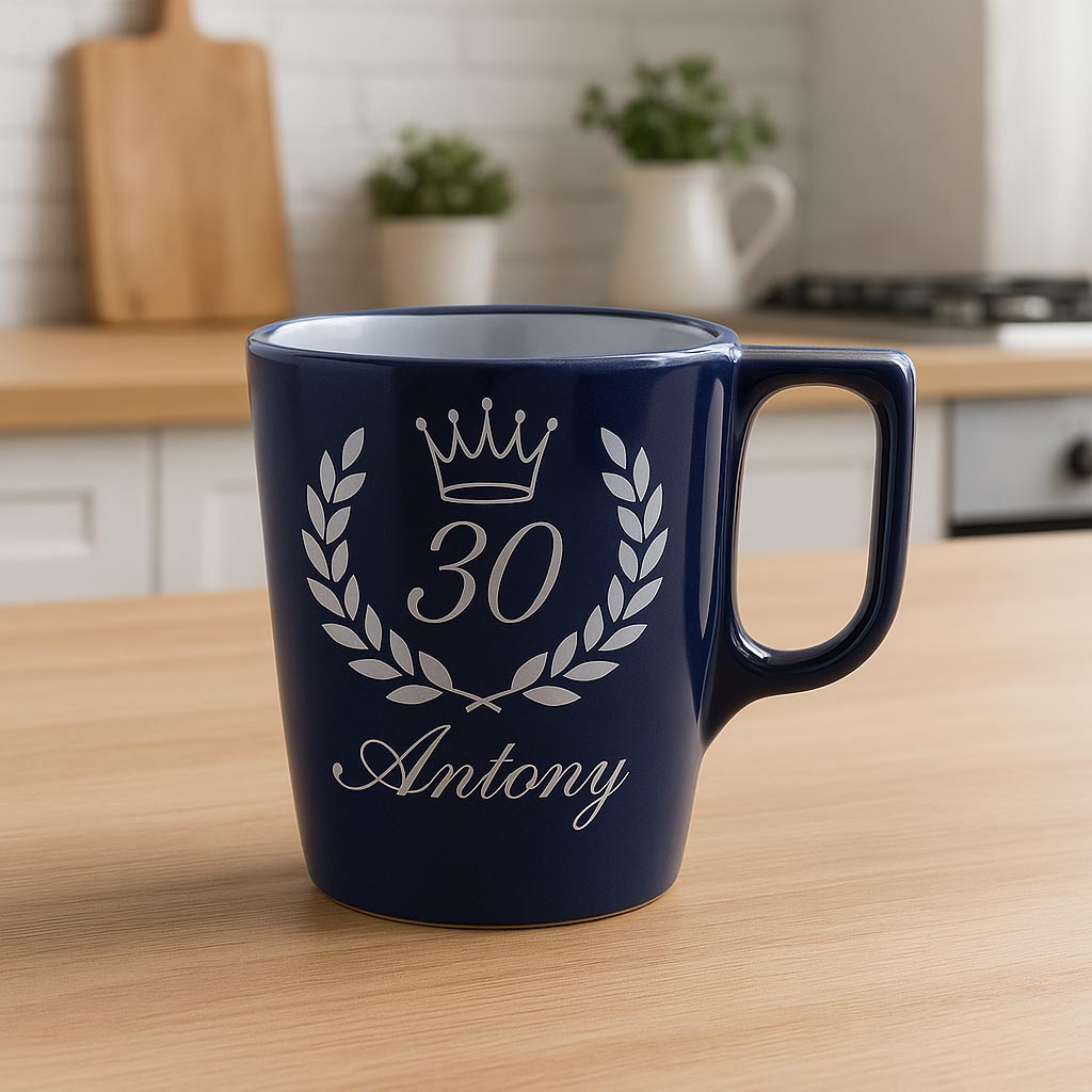 Mug Luminarc en verre 25 cl, avec gravure personnalisée pour anniversaire, incluant âge et prénom dans un motif laurier.
