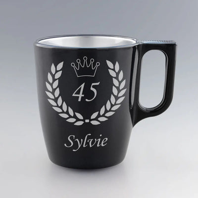 Mug noir en verre 25 cl avec gravure laurier et âge anniversaire, personnalisation avec le prénom pour un cadeau sur mesure.