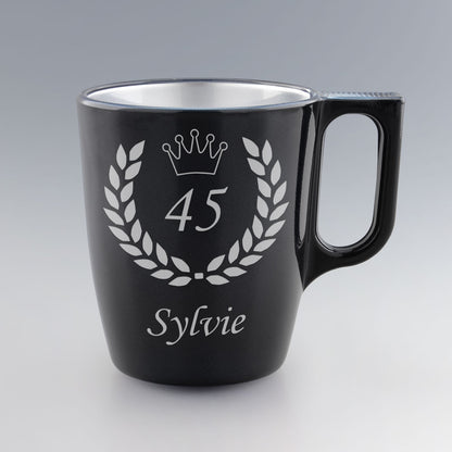 Mug noir en verre 25 cl avec gravure laurier et âge anniversaire, personnalisation avec le prénom pour un cadeau sur mesure.