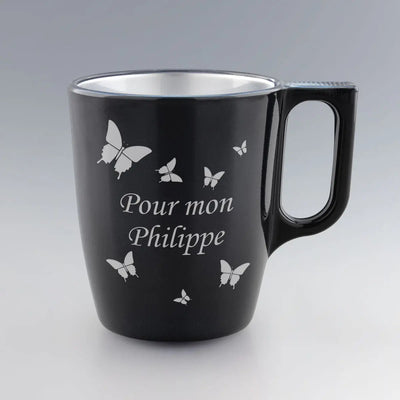 Ce mug noir en verre 25 cl sublimé par une envolée de papillons est à personnaliser en ligne pour créer un cadeau touchant et personnel.