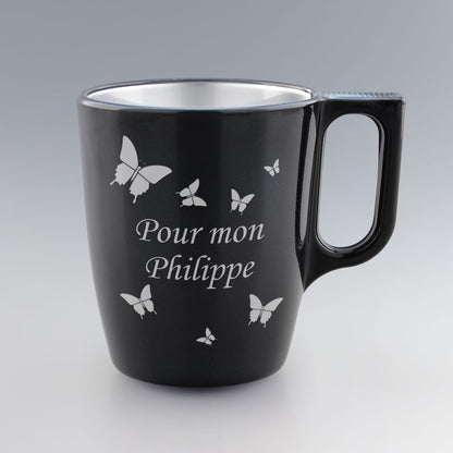 Ce mug noir en verre 25 cl sublimé par une envolée de papillons est à personnaliser en ligne pour créer un cadeau touchant et personnel.