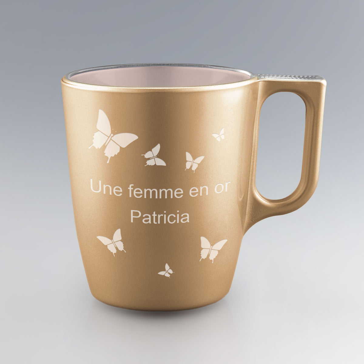 Mug doré 25 cl en verre avec gravure de papillons. Personnalisez-le avec un prénom ou une phrase pour offrir un cadeau inoubliable.