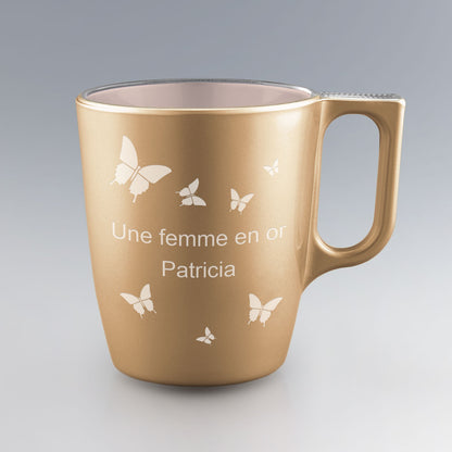Mug doré 25 cl en verre avec gravure de papillons. Personnalisez-le avec un prénom ou une phrase pour offrir un cadeau inoubliable.