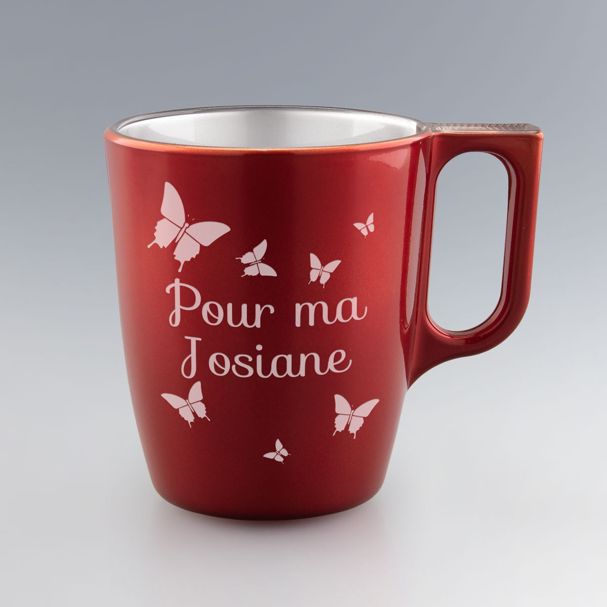 Avec ses motifs papillons et sa finition rouge brillante, ce mug 25 cl personnalisable en verre est un cadeau tendre et original.
