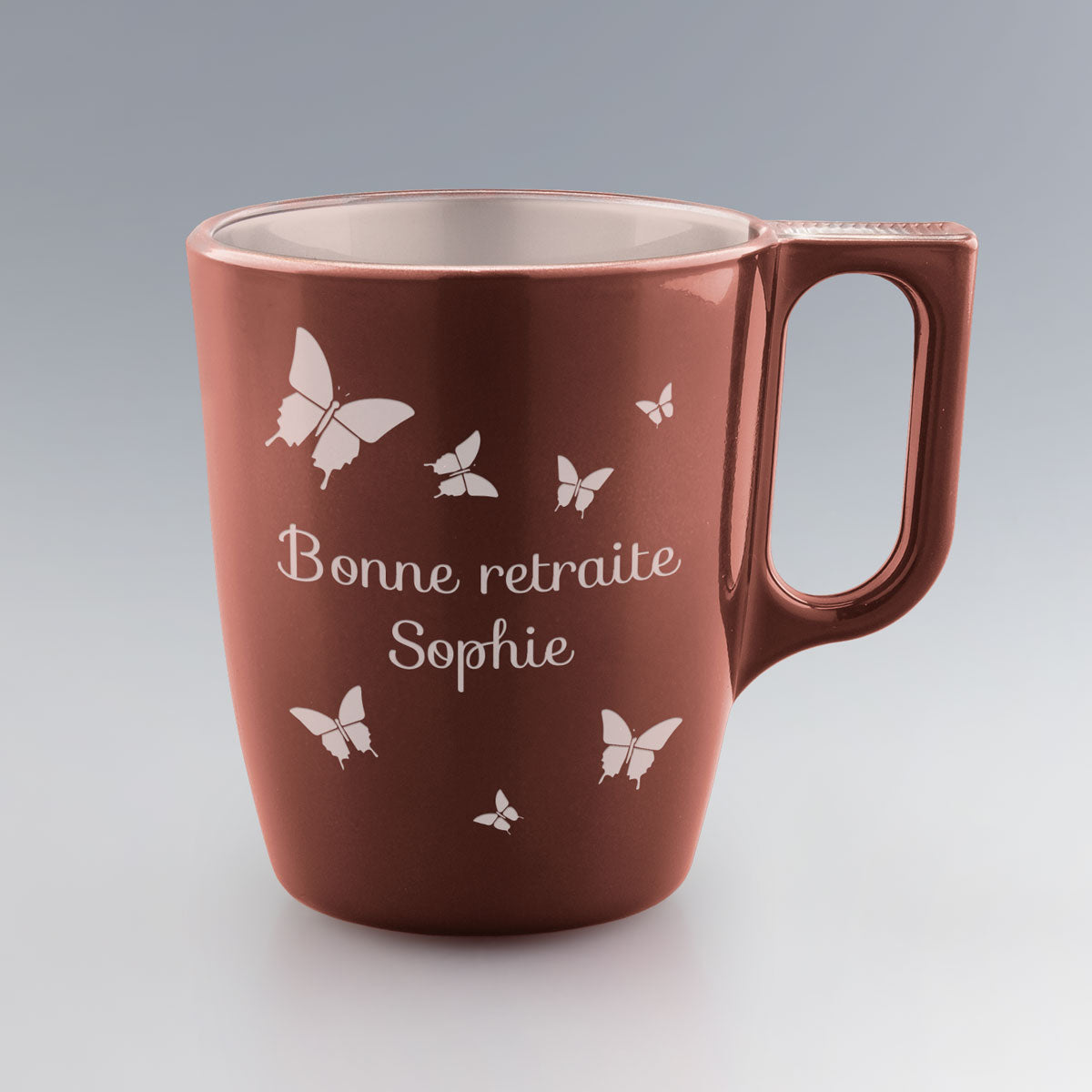 Mug terracotta à personnaliser avec un prénom et décoré de papillons. Une attention originale et chaleureuse pour vos proches.