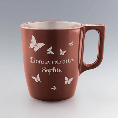 Mug terracotta à personnaliser avec un prénom et décoré de papillons. Une attention originale et chaleureuse pour vos proches.