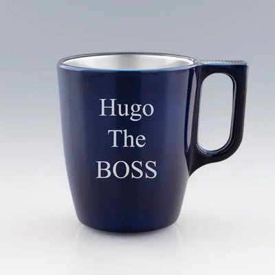 Mug bleu foncé personnalisable en ligne avec un message ou un prénom. Cadeau parfait pour affirmer sa personnalité au quotidien.