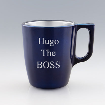 Mug bleu foncé personnalisable en ligne avec un message ou un prénom. Cadeau parfait pour affirmer sa personnalité au quotidien.