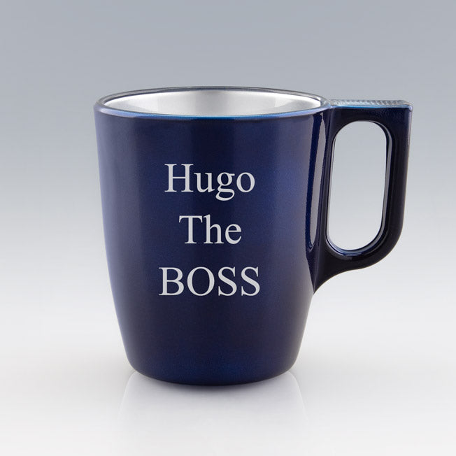 Mug bleu foncé personnalisable en ligne avec un message ou un prénom. Cadeau parfait pour affirmer sa personnalité au quotidien.