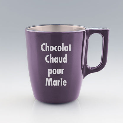 Mug violet en verre à personnaliser avec un prénom ou un mot doux. Un joli cadeau pour les amateurs de chocolat chaud.