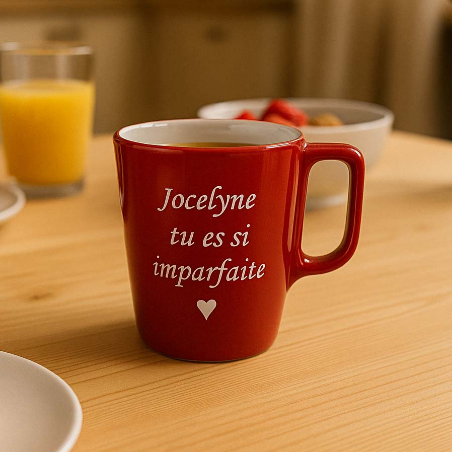 Mug en verre rouge 25 cl à personnaliser, parfait comme cadeau original et gravé pour un être cher, livré dans une boîte blanche.