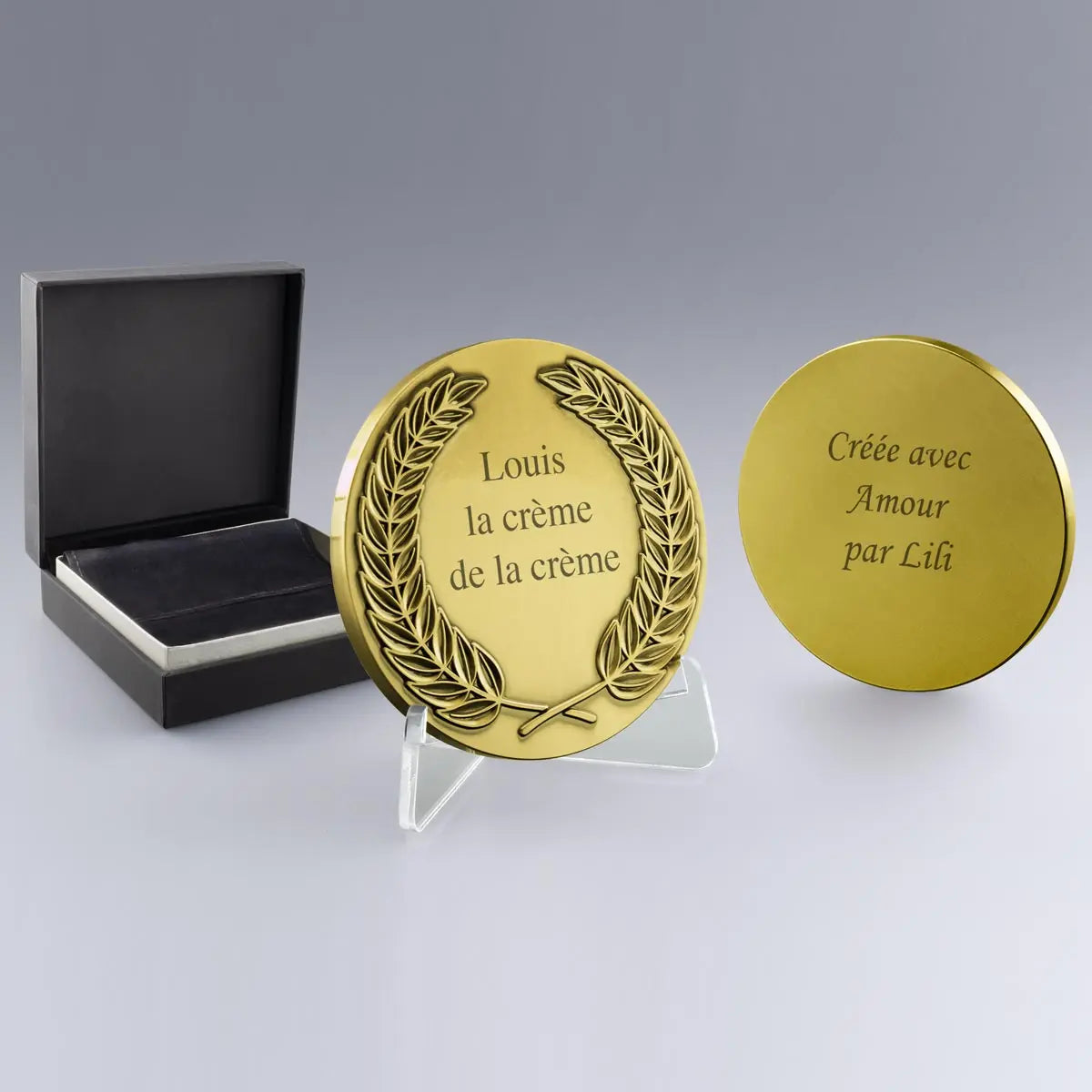 Médaille en métal doré à graver recto verso, livrée dans une boîte cadeau avec support transparent. Cadeau d’honneur élégant et personnalisable.
