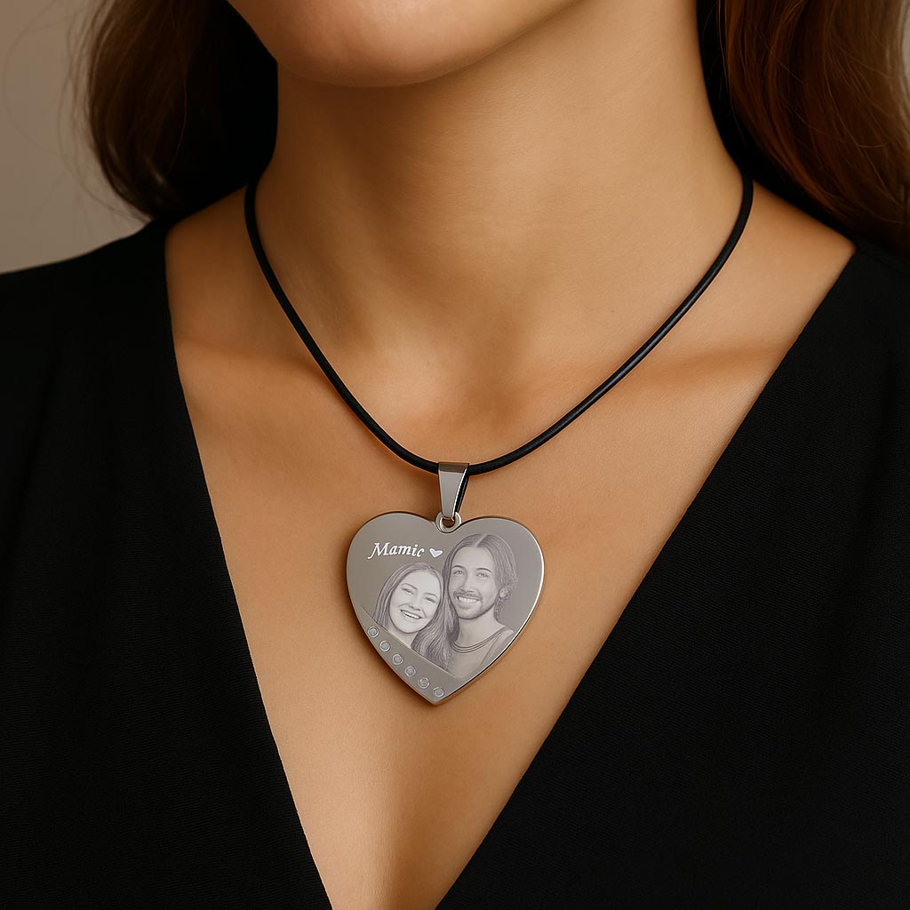 Pendentif cœur strassé porté autour du cou, gravé d’un couple avec le mot “Mamie”. Cadeau personnalisé plein de tendresse.