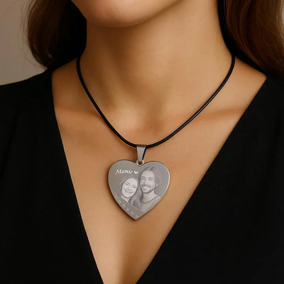 Pendentif cœur strassé porté autour du cou, gravé d’un couple avec le mot “Mamie”. Cadeau personnalisé plein de tendresse.