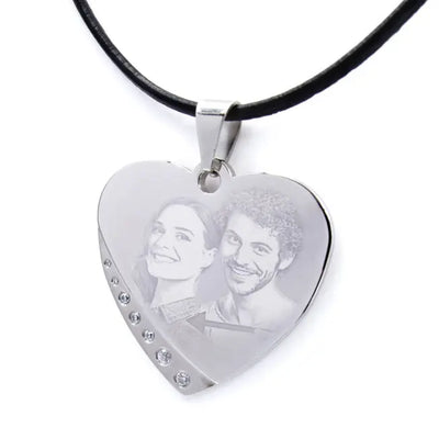 Pendentif cœur en métal argenté, orné de strass, gravé avec la photo d’un couple souriant. Cadeau personnalisé romantique.