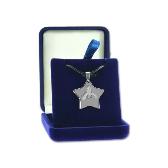 Pendentif étoile argenté avec photo gravée, livré dans un écrin en velours bleu, idée cadeau personnalisé élégante.