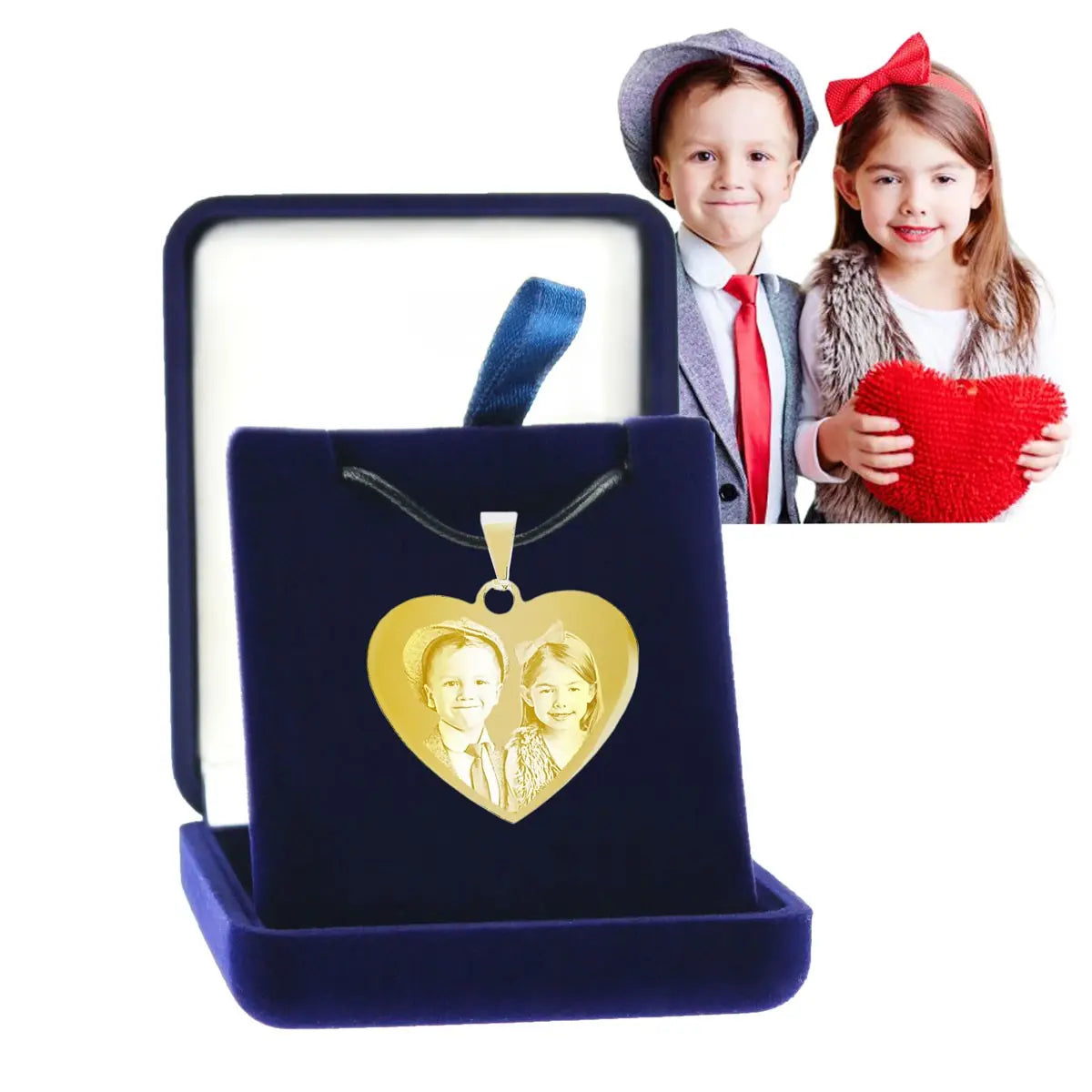 Pendentifs personnalisés en forme de cœur, doré et argenté, gravés avec la photo de deux enfants complices. Un cadeau personnalisé touchant à offrir en toute occasion.
